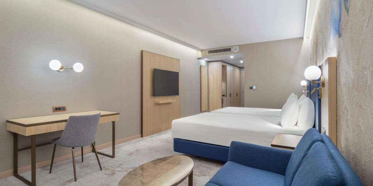 Doubletree By Hilton Center Hotel 4*